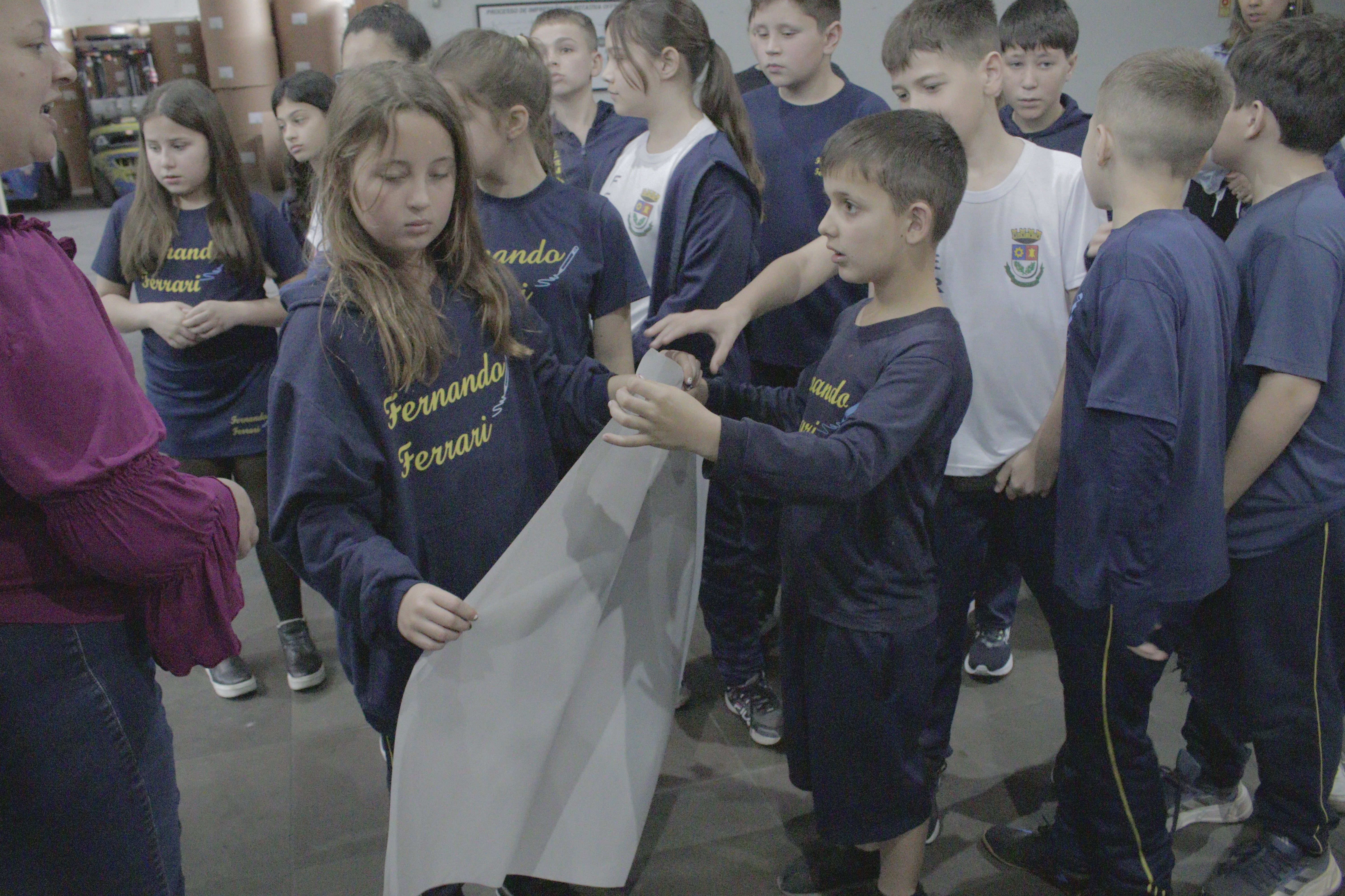 Escola Fernando Ferrari visita o Grupo Sinos