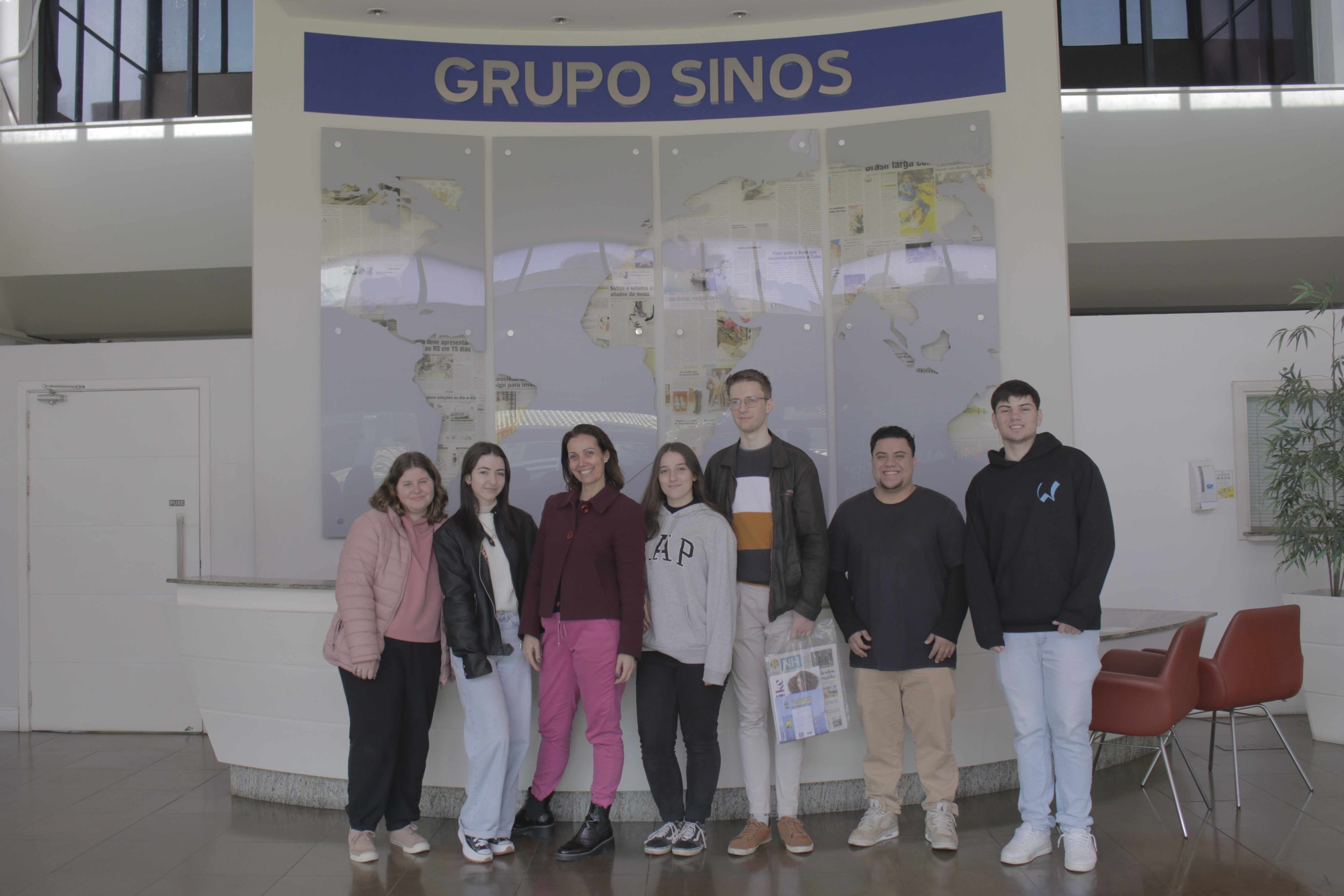 Grupo Sinos recebe alunos do curso de Design Gráfico