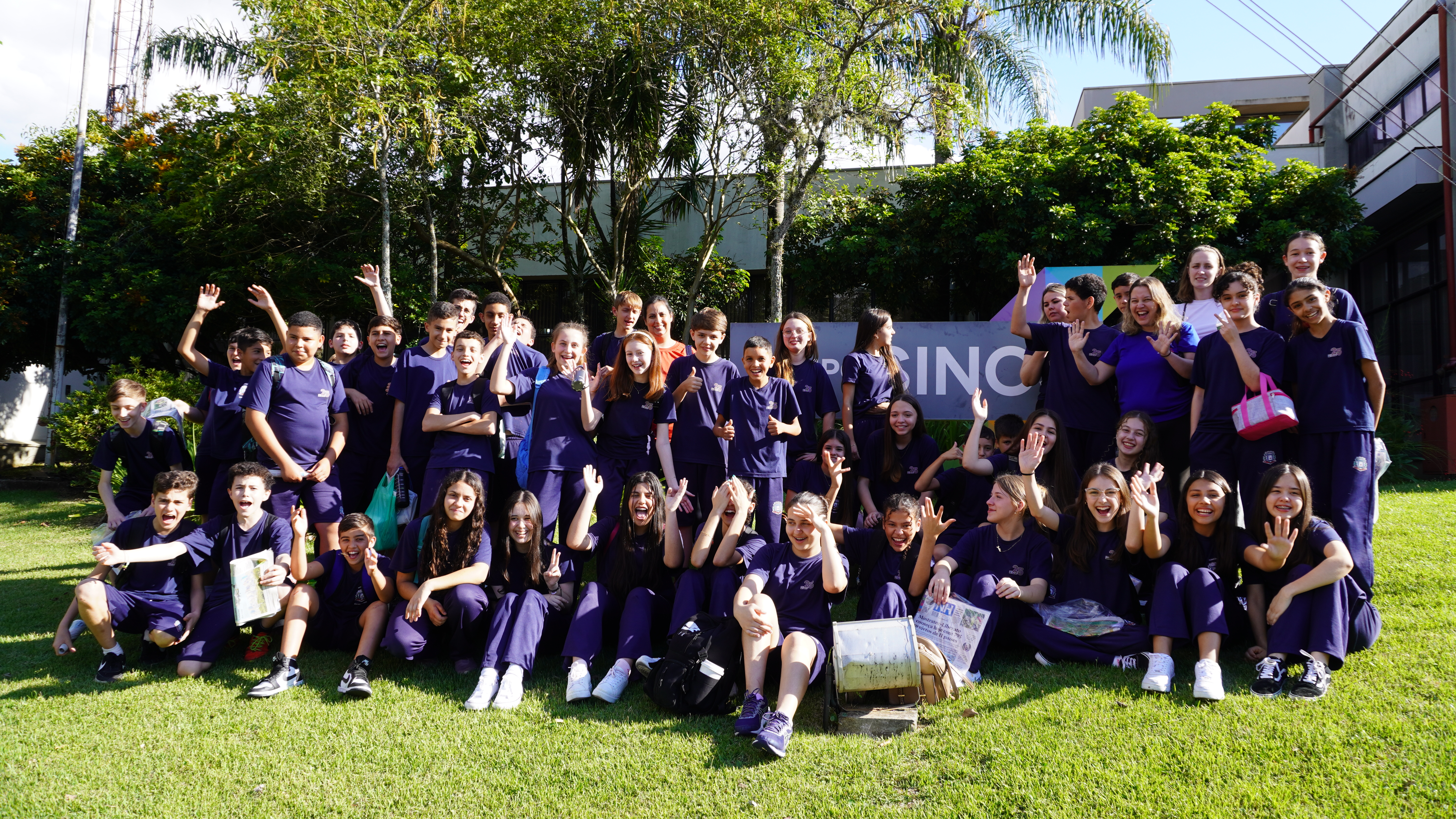Turmas da Escola 25 de Julho Visitam o Grupo Sinos