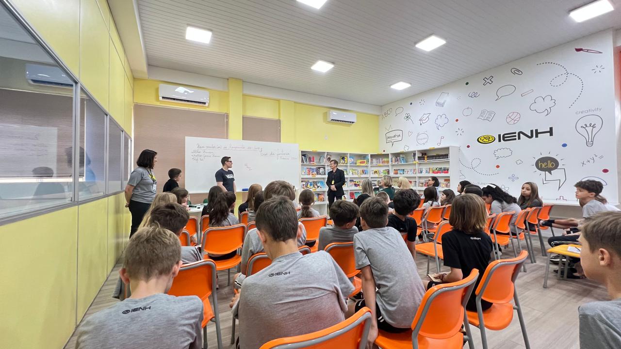 Lançamento do livro "Ecos da Fantasia" na Escola Pindorama