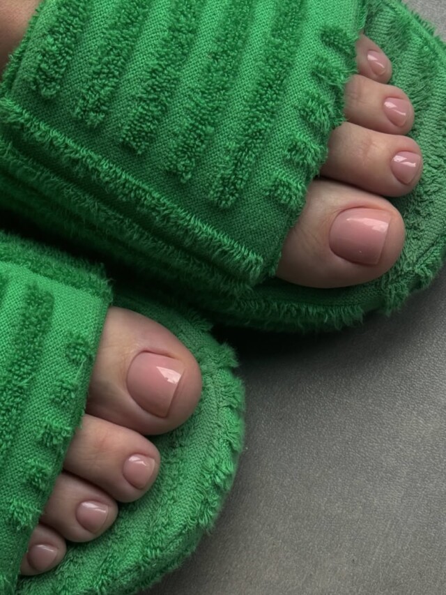 Unhas dos p&eacute;s: 5 esmaltes sofisticados para usar o ano inteiro