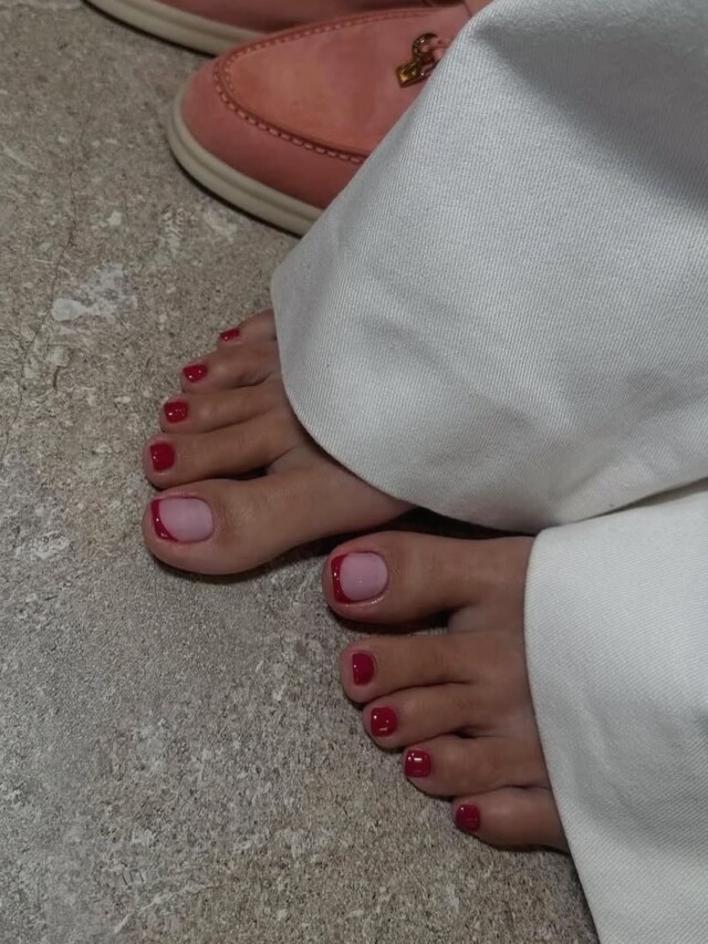 Unhas dos p&eacute;s perfeitas: 5 cores para arrasar no outono 2025