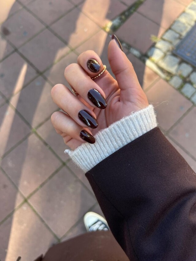 3 esmaltes escuros e elegantes que prometem dominar o inverno
