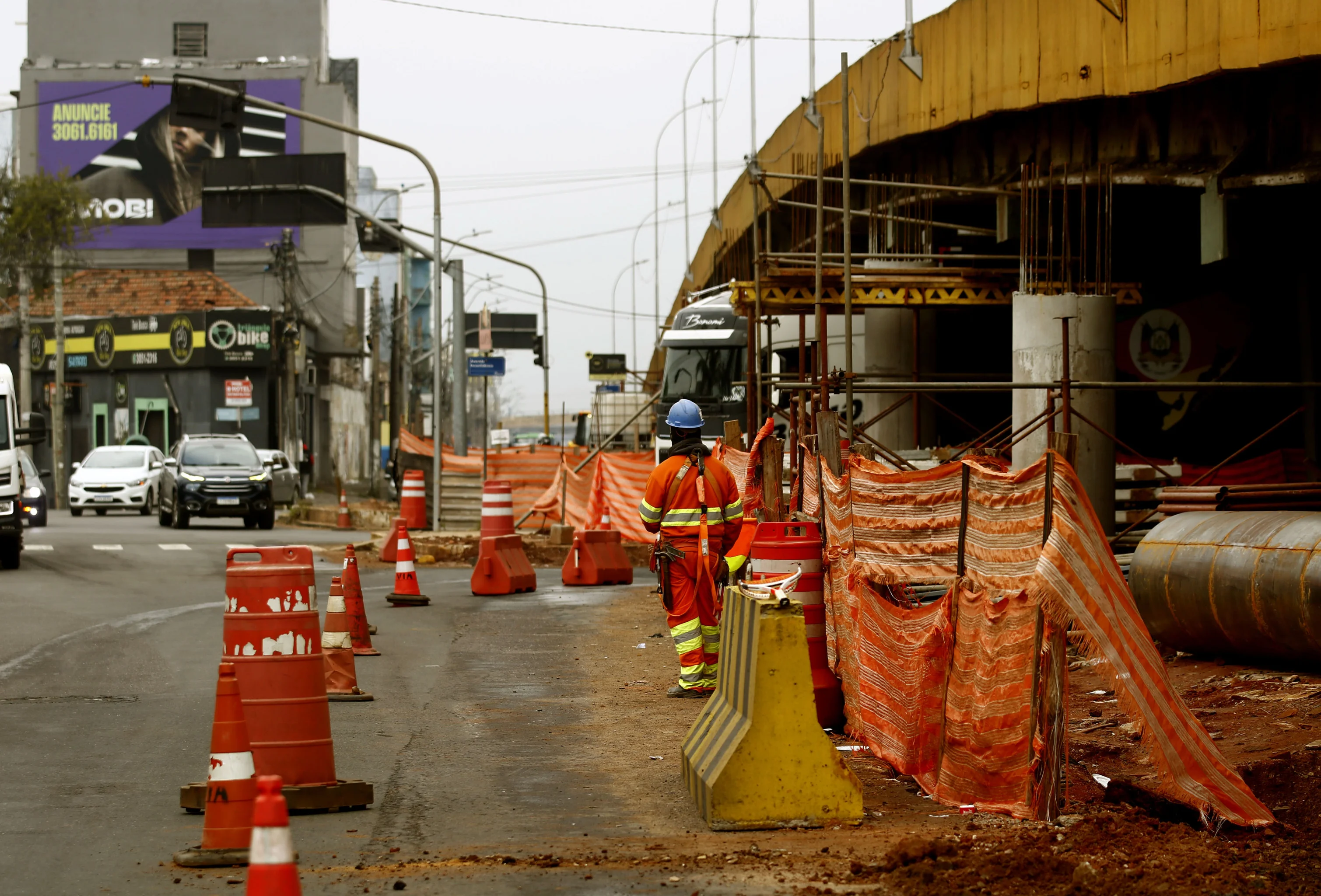 BR-116: Estreitamentos na lateral da rodovia para obra de ampliação do viaduto da Metrovel