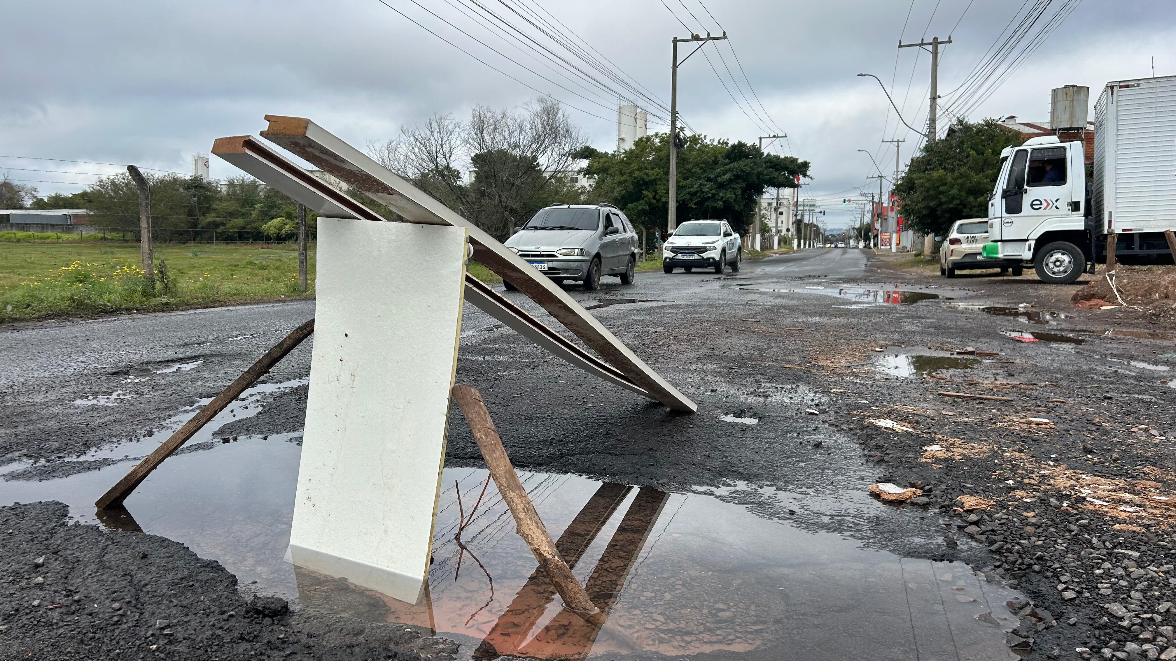 Cratera reaparece e preocupa motoristas no deslocamento entre Novo Hamburgo e São Leopoldo pela Estrada Velha