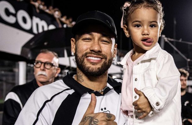 Filha de Neymar, Mavie leva bolada na cabeça antes do jogo do Santos; veja vídeo
