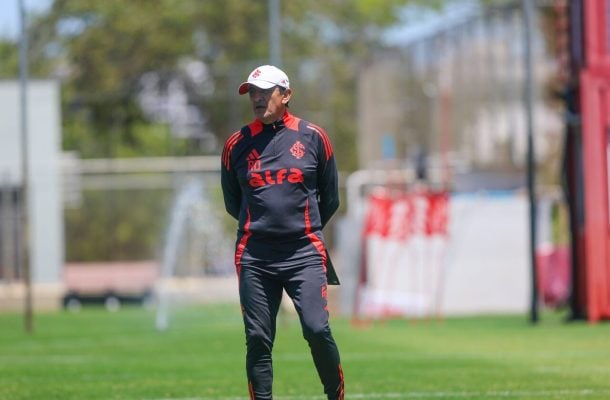 Ramón esboça mudanças na defesa e no meio-campo do Internacional contra o Bahia