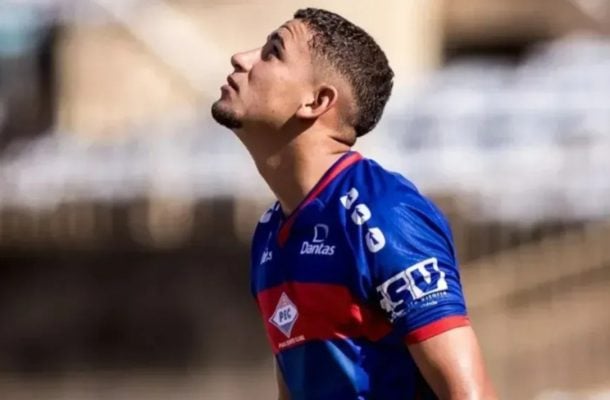Jogador de futebol morre em acidente de moto ao colidir com vaca