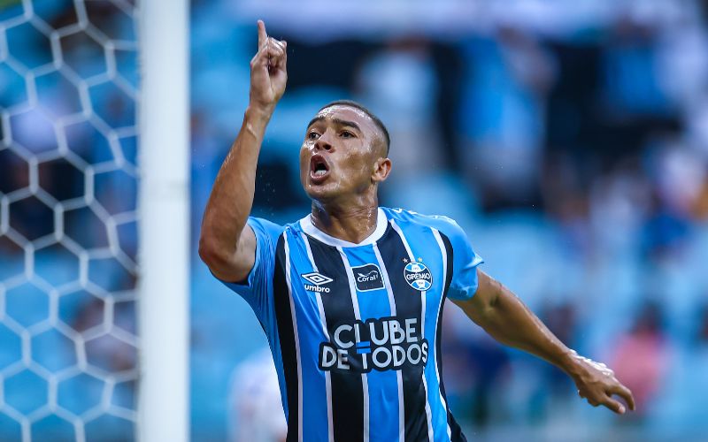 Com hat-trick de Carlos Vinícius, Grêmio atropela o São Luiz pelo Gauchão