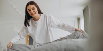 Cama sendo arrumada