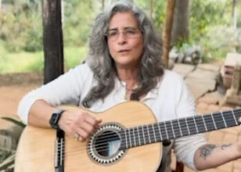 Lúcia Veríssimo tocando violão em sua fazenda.  

Foto: Instagram (@lverissimo)