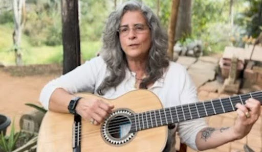 Lúcia Veríssimo tocando violão em sua fazenda.
Foto: Instagram (@lverissimo)
