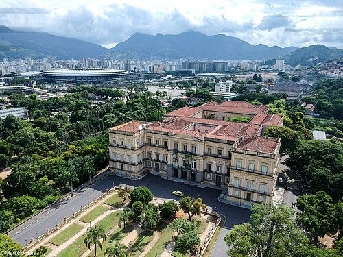 O Palácio de São Cristóvão, onde fica o Museu Nacional.
Foto: Marcelomania / Wikimedia Commons