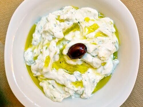Um pote de tzatziki, o molho grego que melhora qualquer salada. 

Foto: Anagoria / Wikimedia Commons