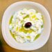 Um pote de tzatziki, o molho grego que melhora qualquer salada. 

Foto: Anagoria / Wikimedia Commons